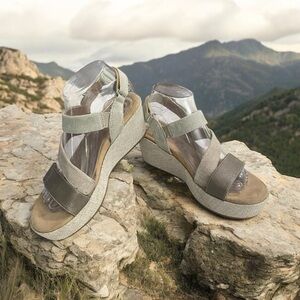 Earth Origins Sandals
7.5 M Maxine Wedge Strappy Buckle Straps Pewter Leather